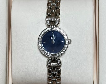 montre vintage en argent avec cadran bleu