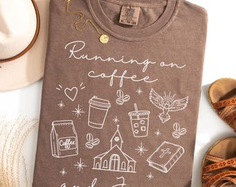 Caffè e Gesù / Comfort Colors® / Maglietta cristiana / Caffeina + Fede / Maglietta ispiratrice / Regalo religioso / Abbigliamento Dio e fede