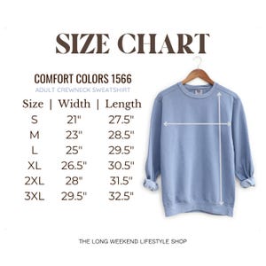 Pu&ograve; includere: Una tazza di ceramica bianca con manico nero e la scritta "But First, Coffee" in nero, in grassetto. La tazza &egrave; su una superficie bianca. La tazza &egrave; alta circa 10 cm.