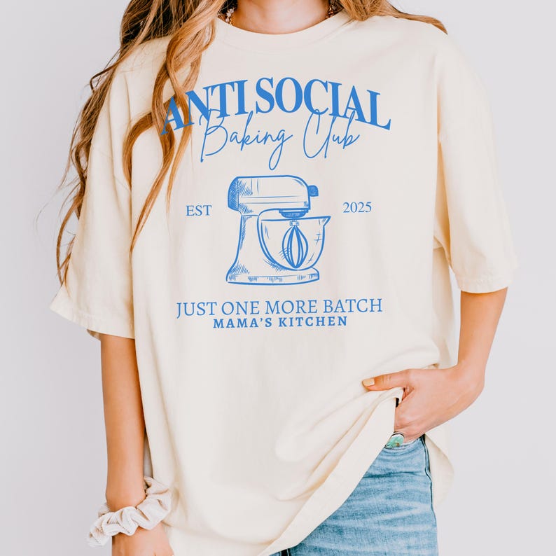 Pu&ograve; includere: Una tazza di ceramica bianca con manico nero e la scritta "But First, Coffee" in grassetto nero. La tazza &egrave; posta su uno sfondo sfocato, che suggerisce un'atmosfera accogliente.