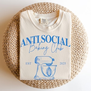 Pu&ograve; includere: Un tagliere in legno fatto a mano con finitura naturale. La tavola presenta un bordo vivo su un lato e una forma rettangolare liscia. Misura circa 45 cm di lunghezza e 30 cm di larghezza.