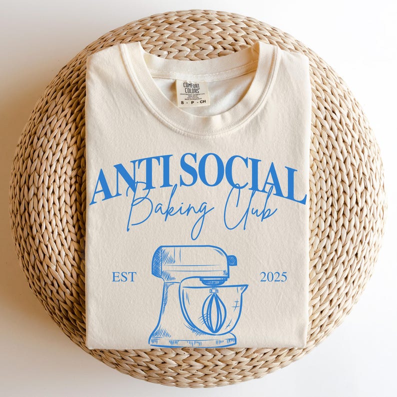 Pu&ograve; includere: Un tagliere in legno fatto a mano con finitura naturale. La tavola presenta un bordo vivo su un lato e una forma rettangolare liscia. Misura circa 45 cm di lunghezza e 30 cm di larghezza.