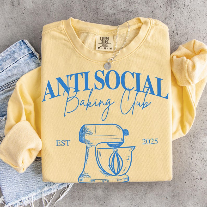 Pu&ograve; includere: Un set di tre tazze in ceramica con finitura opaca e macchiettata. Le tazze sono nei toni del crema, grigio chiaro e grigio scuro. Ogni tazza ha un design semplice e minimalista, perfetto per caff&egrave; o t&egrave;.