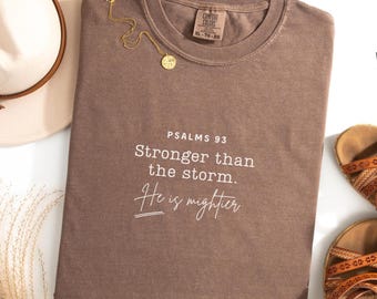 Magliette cristiane Comfort Colors® / Maglietta con versetto della Bibbia / Maglietta di Gesù / Abbigliamento basato sulla fede / Maglietta regalo ispiratrice / Più forte della tempesta