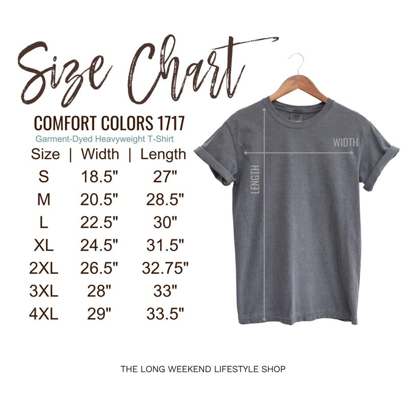 Pu&ograve; includere: Una maglietta grigia Comfort Colors 1717 pesante su una gruccia di legno. L'immagine include una tabella delle taglie con misure in centimetri per le taglie dalla S alla 4XL. Il testo "Size Chart" &egrave; in alto.