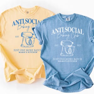 Pu&ograve; includere: Un set di tre tazze in ceramica con finitura maculata e opaca. Le tazze sono nei toni crema, grigio chiaro e grigio scuro. Ogni tazza ha un design semplice e minimalista, perfetto per caff&egrave; o t&egrave;.