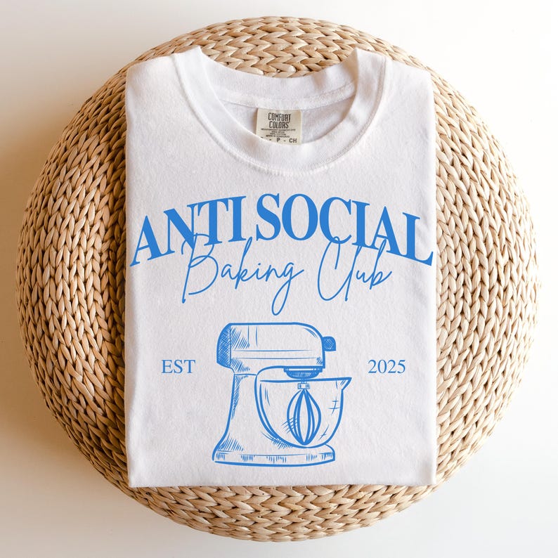 Pu&ograve; includere: Una tazza di ceramica bianca con manico nero e la scritta "But First, Coffee" in grassetto nero. La tazza &egrave; posta su uno sfondo sfocato, che suggerisce un'atmosfera accogliente.