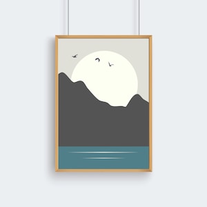 Puede incluir: Una impresión enmarcada con un diseño minimalista que presenta una cordillera gris, un sol blanco y tres pájaros negros volando en el cielo. La parte inferior de la impresión muestra una masa de agua azul.
