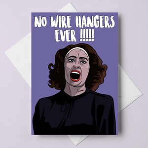 Pode incluir: Cartão com fundo roxo e o texto "NO WIRE HANGERS EVER !!!!!" em branco. O cartão apresenta uma ilustração de desenho animado de uma mulher com uma expressão chocada, usando um top preto e uma faixa branca.