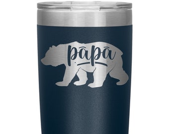 Puede incluir: Un vaso de acero inoxidable azul marino con una silueta de oso blanco y la palabra "papá" en letra cursiva.