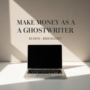Könnte beinhalten: Ein silberner Laptop mit schwarzem Bildschirm steht auf einer weißen Oberfläche. Der Text oben lautet "MAKE MONEY AS A GHOSTWRITER" und darunter "30 TAGE - 500$ BUDGET". Der Hintergrund ist hellbeige mit Schatten.