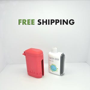 Puede incluir: Una funda protectora roja y un vape Geek Bar Pulse blanco y negro. La funda tiene el texto "elite4". El vape tiene el texto "GEEK BAR PULSE" y "Miami Mint" con un gráfico de un globo.