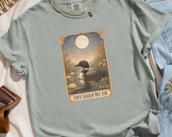 Maglietta con stupido lupo canadese / Maglietta con parodia di divertente strolaga / Maglietta con umorismo sulla natura squilibrata / Maglietta con grafica "Campfire Chaos" / Maglietta morbida unisex