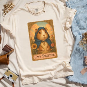 Maglietta con i Tarocchi della Sacerdotessa della Cavia, Maglietta con i Colori Comfort per gli Amanti degli Animali, T-shirt con Grafica Stravagante per Animali, Regalo per le Mamme dei Porcellini