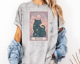 バイターブラックキャットタロットシャツ、天体ハロウィングラフィックTシャツ、魔女の心地よい色彩、占星術猫好きへのギフト、フェミニスト女性怒りTシャツ