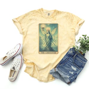 Camiseta Fairycore Tarot Liberty - Estátua da Liberdade, camiseta gráfica feminista, camiseta tie-dye Comfort Colors, camiseta com estética americana de bruxaria