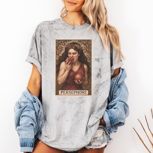 ペルセポネ タロットカード シャツ - ギリシャ神話 ザクロTシャツ、フェミニスト女神グラフィック、コンフォートカラーズ タイダイTシャツ、女性レイジTシャツ