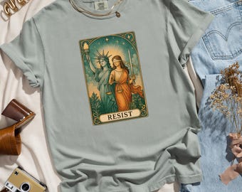 Camiseta Resist Tarot / Camiseta gráfica de la Dama de la Justicia y la Libertad / Camiseta de protesta política / Colores reconfortantes / Camiseta antioligarquía / Camiseta Resist 47