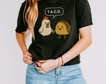 Camiseta cropped oversized "Taco Tuesday Trump Always Yellows Out" - Comfort Colors, camiseta engraçada de protesto político anti-Trump, camiseta FDT discreta