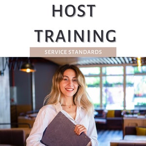 Op de afbeelding: Een vrouw in een wit overhemd staat in een restaurant en houdt een klembord vast. De tekst "HOST TRAINING SERVICE STANDARDS" staat bovenaan de afbeelding, en de tekst "WELCOME TO THE TEAM" staat onderaan.