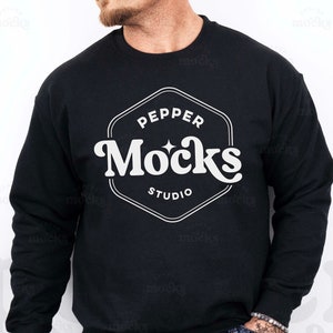 Gildan 18000 zwart mockup-sweater met ronde hals | Mock-up G180-sweater heren | Nepmodel van echt model | Casual eenvoudige mock | Gildan 18000-mockup heren