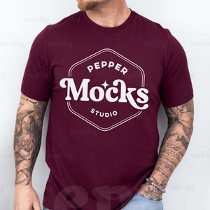 Pode incluir: Uma camiseta vinho com um logotipo branco que diz "Pepper Mocks Studio" em uma fonte retr&ocirc;.