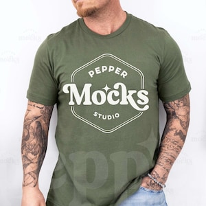 以下が含まれることがあります： 六角形の中に「Pepper Mocks Studio」と書かれた白いロゴが入った緑色のTシャツです。