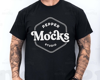 Gildan 5000 Schwarz T-Shirt Mockup | Männliches Modell (Digital Download)