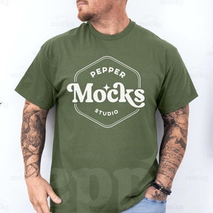 Militair groen Gildan 5000 T-shirtmodel | Mannelijk model (digitale download)