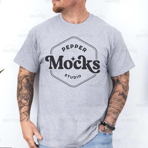 Könnte beinhalten: Ein graues T-Shirt mit einem schwarzen Logo, auf dem "PEPPER Mocks STUDIO" steht.
