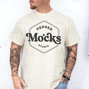 Mockup Gildan 5000 natuurlijk T-shirt | Mock-up T-shirt G500 heren | Nepmodel van echt menselijk model | Casual eenvoudige mock | Gildan 5000 heren, vooraanzicht