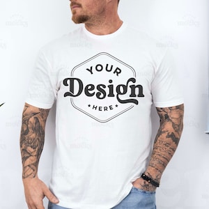 Gildan 64000 wit T-shirtmodel | Mock-up T-shirt G640 heren | Nepmodel van echt menselijk model | Casual eenvoudige mock | Mockup Gildan 64000-shirt heren