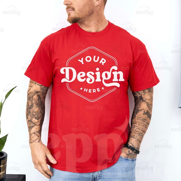 Gildan 5000 Rotes T-Shirt Mockup | Männliches G640 T-Shirt Mock-up | Echtes menschliches Modell-Mock | Lässiger einfacher Mock | Roter Gildan 5000 für Herren, Vorderansicht