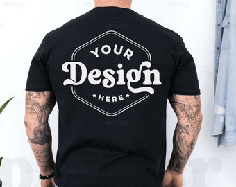 T-shirt nera Gildan 64000 con vista posteriore, modello casual da uomo (download digitale)