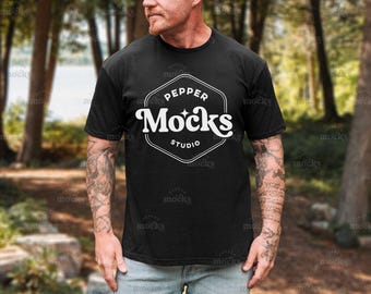 Zwart T-shirtmodel | Gildan 64000 heren-T-shirt, buiten (digitale download)