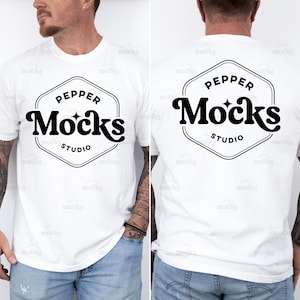 Puede incluir: Camiseta blanca con un logotipo hexagonal negro que dice "Pepper Mocks Studio" en una fuente retro.