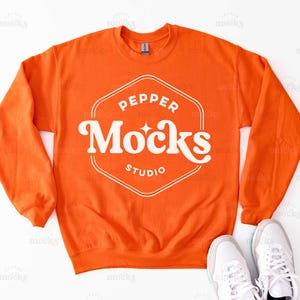 Orange Gildan 18000 tröja Mockup | Flat-Lay Crewneck (digital nedladdning)