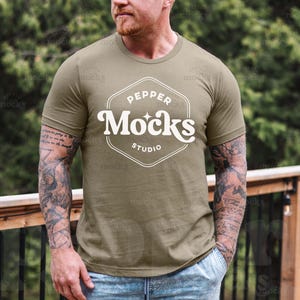 Könnte beinhalten: Ein Mann trägt ein grünes T-Shirt mit einem weißen Logo, auf dem "Pepper Mocks Studio" steht.