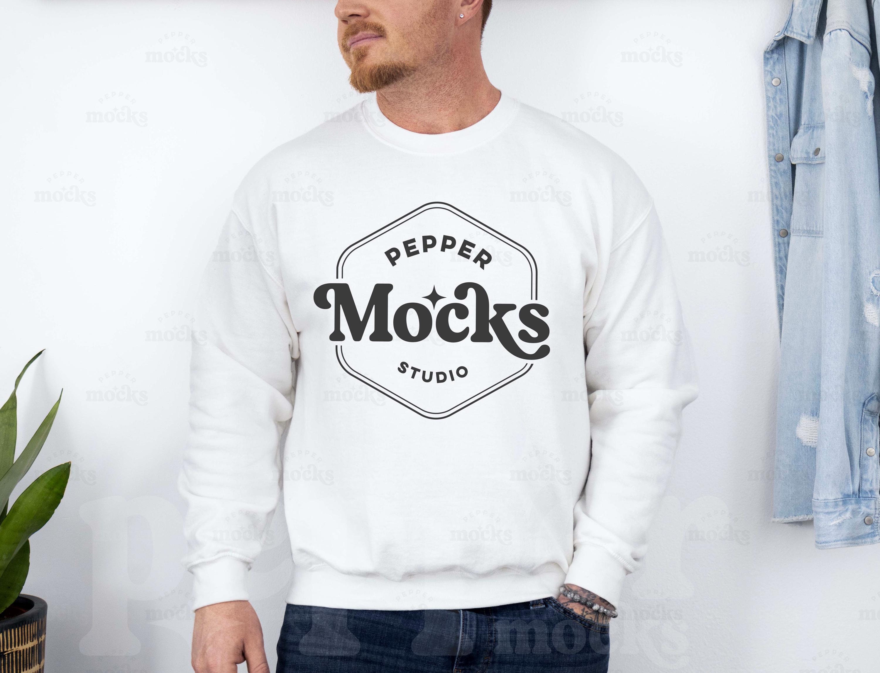 Gildan 18000 Felpa girocollo bianca Mockup / Maglione bianco G180 da uomo Mock-up / Modello reale Mock / Casual Simple Mock / Uomo Gildan 18000