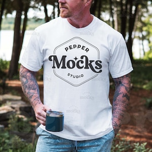 Comfort Colors C1717 wit T-shirtmodel | Mock-up wit T-shirt heren 1717 | Nepmodel van echt model | Zomer/herfst outdoor natuurshirt | Papa koffie