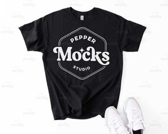 Könnte beinhalten: Schwarzes T-Shirt mit einem weißen Logo, auf dem "PEPPER Mocks STUDIO" in einer Retro-Schrift steht.