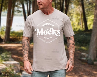 Sand Gildan 64000 T-Shirt Mockup: Męski beżowy T-shirt (Digital Download XL JPEG Image 6830x5464px)