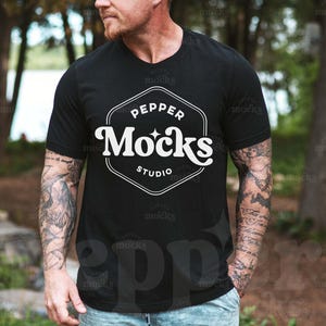 Könnte beinhalten: Ein schwarzes T-Shirt mit einem weißen Logo, auf dem "Pepper Mocks Studio" in einem Kreis mit einem Stern in der Mitte steht.
