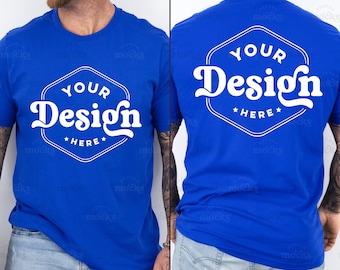 Könnte beinhalten: Königsblaues T-Shirt mit dem weißen Text "YOUR Design *HERE*" auf der Vorder- und Rückseite, innerhalb eines weißen Sechsecks. Das Model trägt hellblaue Jeans. Das T-Shirt ist kurzärmlig.