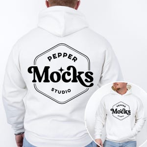 Puede incluir: Sudadera con capucha blanca con un logotipo negro que dice "Pepper Mocks Studio" en una fuente retro.