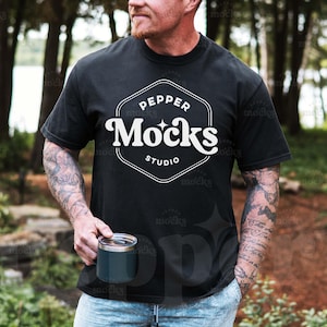Comfort Colors C1717 Zwart T-shirtmodel | 1717 zwart T-shirt herenmodel | Nepmodel van echt model | Simple Outdoor Male Nature CC 1717 Coffee