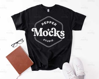 Könnte beinhalten: Schwarzes T-Shirt mit einem weißen Logo, auf dem "Pepper Mocks Studio" steht.