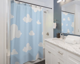 Rideau de douche bleu clair avec nuages, décoration de salle de bain avec un design nuages, décoration de salle de bain bleu clair, décoration de nuages