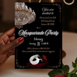 Könnte beinhalten: Eine schwarze Einladungskarte für eine Maskenparty. Die Karte zeigt einen Kronleuchter, den Text "Masquerade Party" und Veranstaltungsdetails. Eine weiße Maske und eine rote Rose befinden sich unten. Die Karte wird von einer Hand mit rotem Nagellack gehalten.