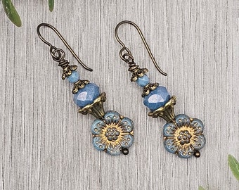 Kolczyki z czeskiego szkła w kolorze denim blue Kolczyki wiszące Kolczyki wiszące Biżuteria w stylu boho Kolczyki boho Kolczyki z kwiatami Kolczyki vintage Biżuteria